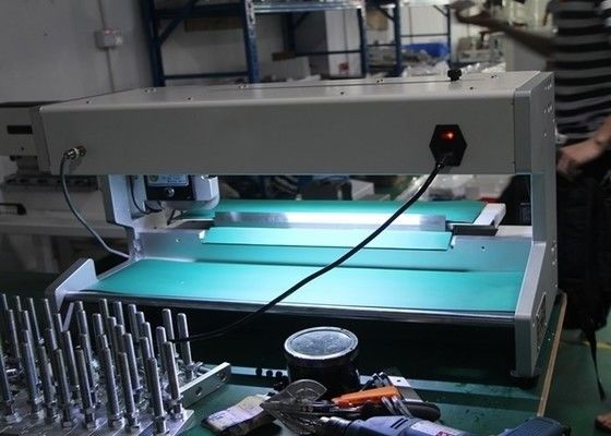 अच्छी कीमत स्टेनलेस स्टील पीसीबी डिपैनलिंग उपकरण 400 मिमी काटने की लंबाई एलईडी प्रकाश सुसज्जित ब्लेड चलती पीसीबी विभाजक एचएस-203 ऑनलाइन